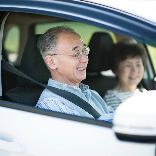 車を運転する老夫婦