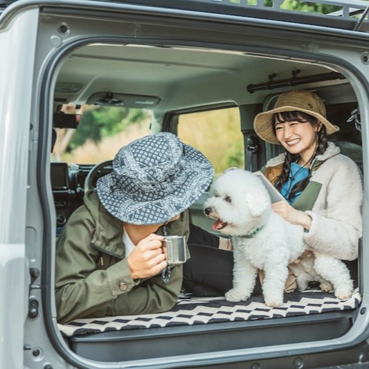 車の中でキャンプを楽しむカップル