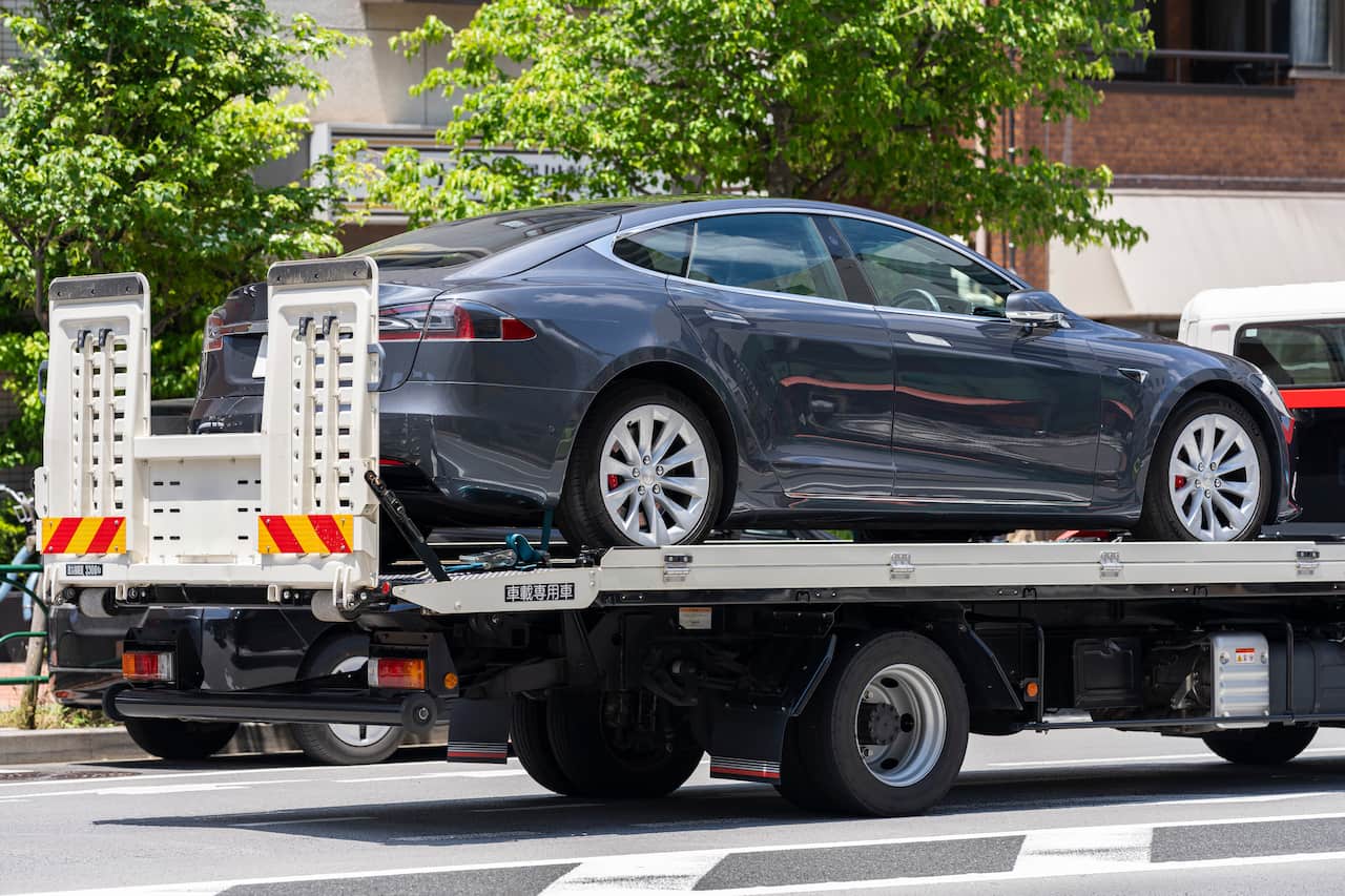 積載車で車を運搬する様子
