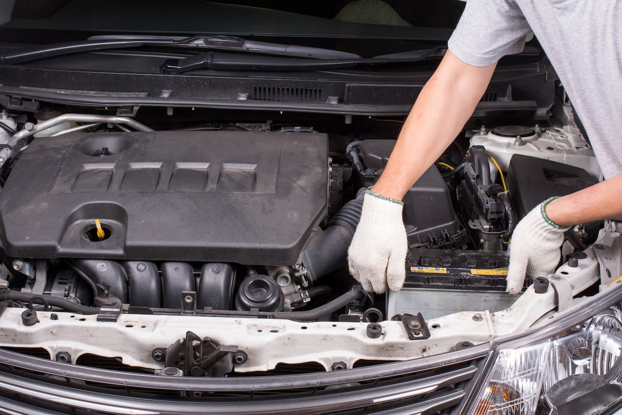 車のバッテリー交換の様子