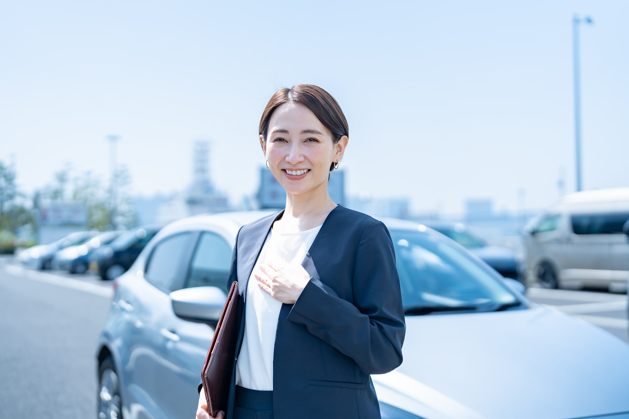 スーツを着た女性スタッフ