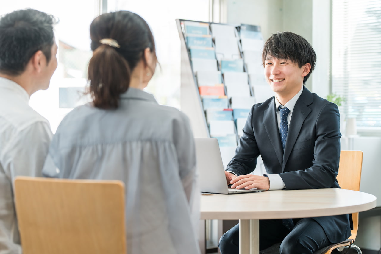 お客様の相談に笑顔で応じるスタッフ