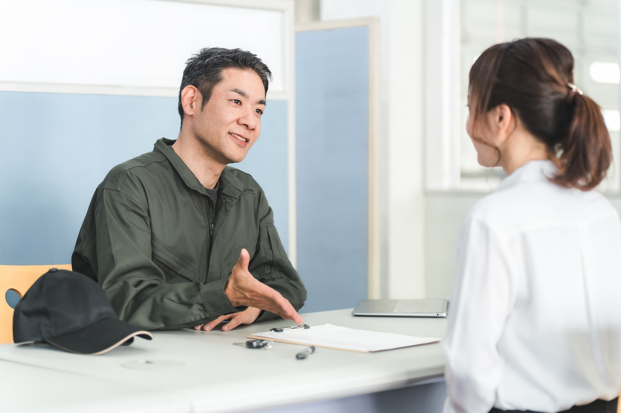 女性客の相談に応じるスタッフ